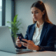 Jeune femme d'affaires avec ordinateur et smartphone