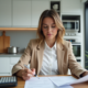 Jeune femme en blazer beige analysant un relevé de pret immobilier