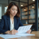 Jeune femme analysant une matrice BCG au bureau