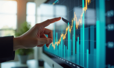 Main d'un professionnel pointant un graphique digital en hausse