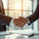 Poignée de main entre deux professionnels en entreprise